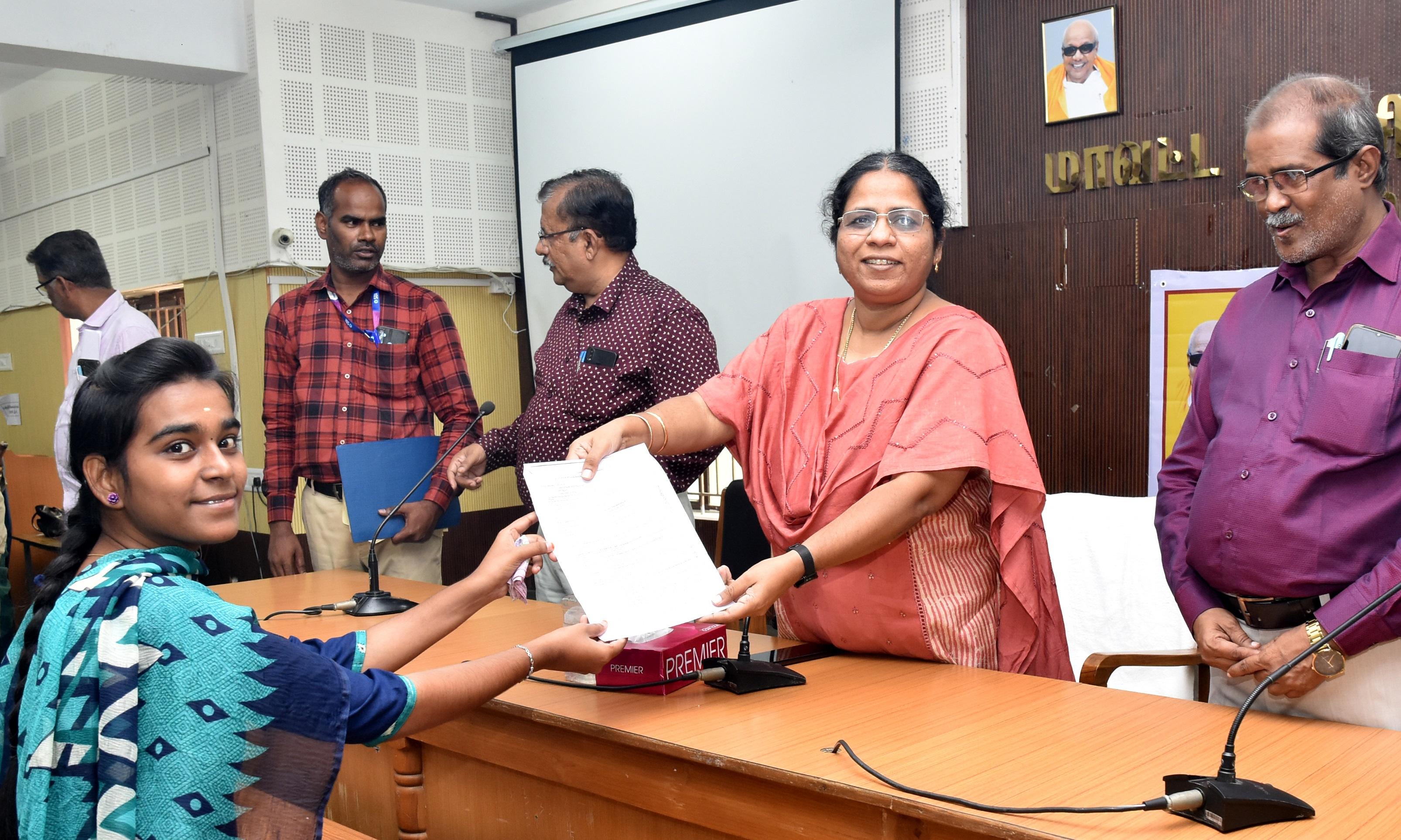 சிறப்பு முகாம் மூலம் கல்விக்கடன் பெற்று மாணவர்கள் வாழ்வில் முன்னேற வேண்டும் - அரியலூர் கலெக்டர் பேச்சு