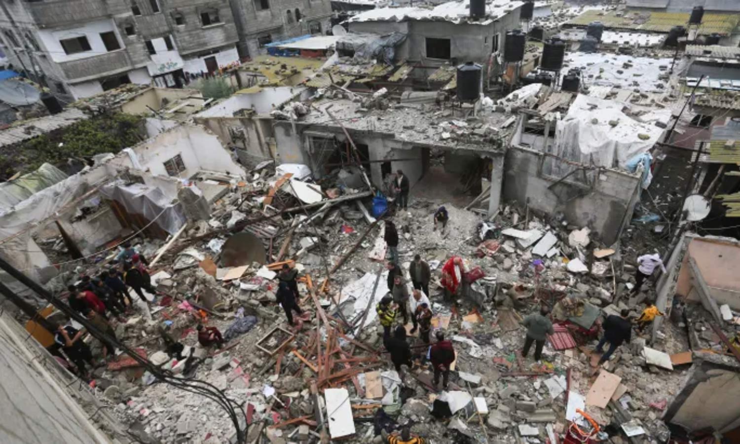 காசாவில் கட்டட இடிபாடுகளில் ஆயிரக்கணக்கான உடல்கள்: கைகளால் தோண்டி எடுக்கும் அவலம்