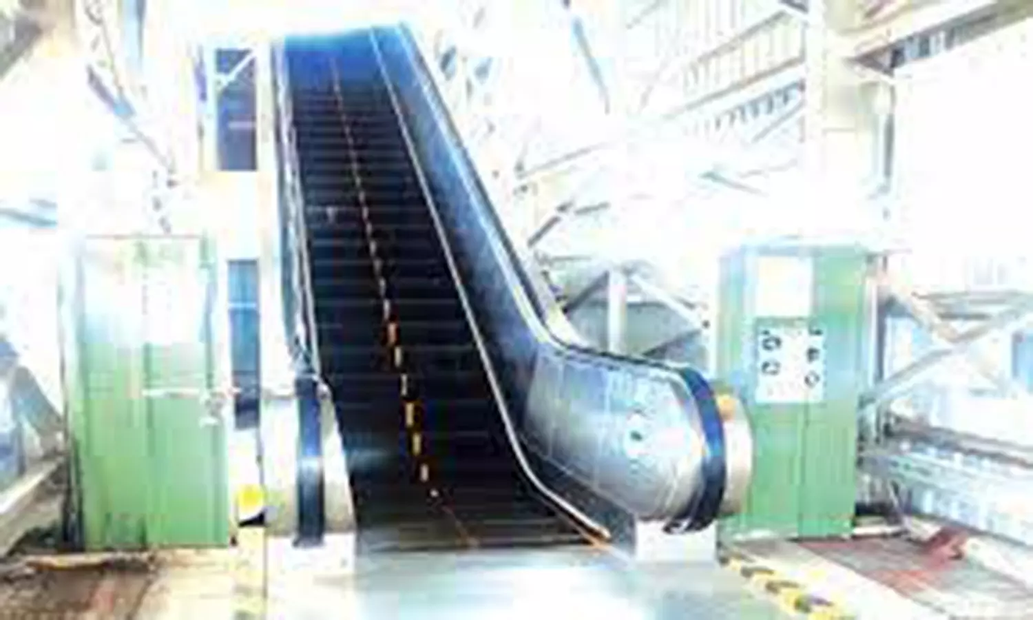 நகரும் படிக்கட்டுகள் அடிக்கடி நிறுத்தப்படும் அவலம் நகரும் படிக்கட்டுகள் அடிக்கடி நிறுத்தப்படும் அவலம்