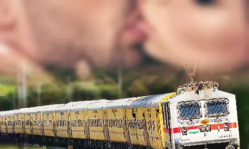 நாகர்கோவில் வந்த பெங்களூரு எக்ஸ்பிரஸ் ரெயிலில் அத்துமீறிய இளம் ஜோடி: சக பயணிகள் முகம் சுளிப்பு