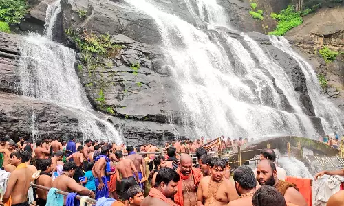 குற்றாலத்தில் புனித நீராடி மாலை அணிந்த ஐயப்ப பக்தர்கள்