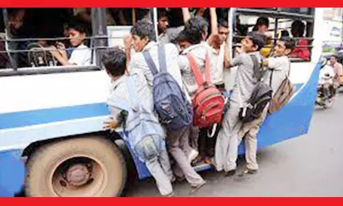 மதுரைக்கு செல்லும் தனியார் பேருந்துகளில்  ஆபத்தை உணராமல் படியில் தொங்கும் மாணவர்கள்