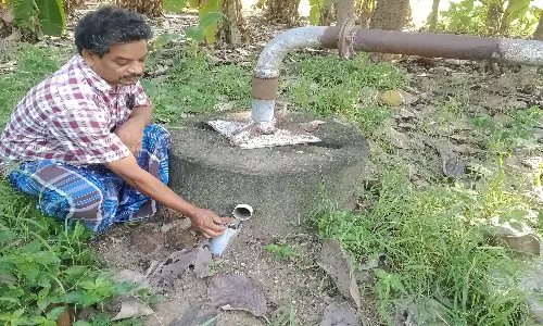 வயல்வெளிகளில் அமர்ந்து மது அருந்தும் மர்மநபர்களால் திருடப்படும் மோட்டார் மின் ஓயர்:வானூர் பகுதி விவசாயிகள் வேதனை