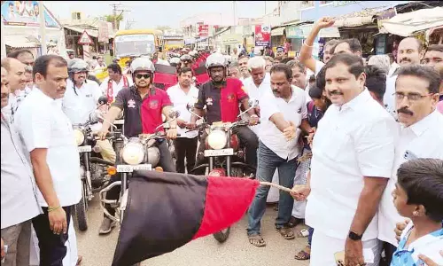 உடுமலை வந்த தி.மு.க., இருசக்கர வாகன பேரணி - மாவட்ட செயலாளர் இல.பத்மநாபன் வரவேற்றார்
