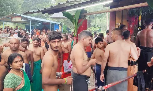 தடைவிதிக்கப்பட்ட நிலையிலும் சுருளியாற்று படுகையில் நீராடிய அய்யப்ப பக்தர்கள்