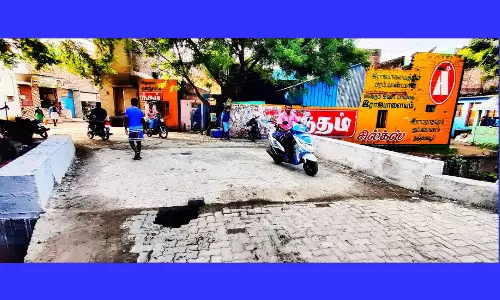 புதிதாக கட்டப்பட்டு ஒரு மாதமே ஆன பாலத்தில் பள்ளம் விழுந்துள்ளதால் பொதுமக்கள் அதிர்ச்சி