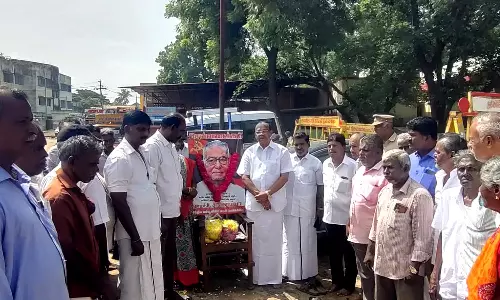 ஆலங்குளத்தில்  சங்கரய்யா படத்திற்கு அனைத்து கட்சியினர் மரியாதை