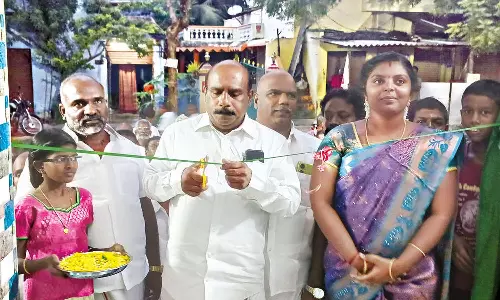 கடையம் அருகே வள்ளியம்மாள்புரத்தில் ரூ.5 லட்சத்தில் பயணிகள் நிழற்குடை-மனோஜ் பாண்டியன் எம்.எல்.ஏ. திறந்து வைத்தார்