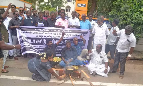 பகோடா சுட்டு நூதன போராட்டம்
