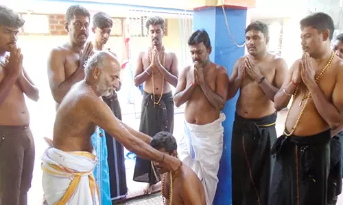 களக்காடு அய்யப்பன் கோவில் திறப்பு-பக்தர்கள் மாலை அணிந்தனர்