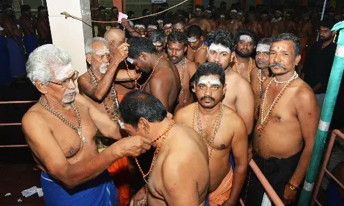 மாலை அணிந்து விரதத்தை தொடங்கிய அய்யப்ப பக்தர்கள்