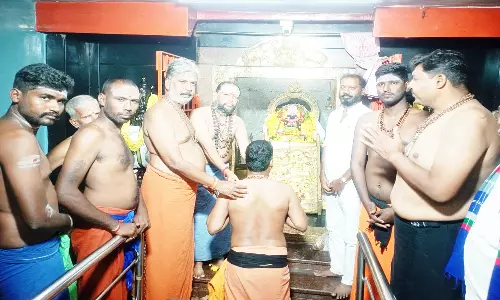 அய்யப்ப பக்தர்கள் மாலை அணிந்து விரதம் தொடங்கினர்