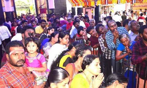 சபரிமலையில் அய்யப்ப பக்தர்கள் மாலை அணிந்து 48 நாள் விரதம் தொடங்கினர்