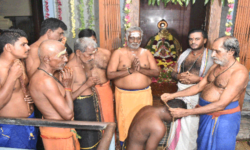 அய்யப்ப பக்தர்கள் மாலை அணிந்து விரதம் தொடங்கினர்