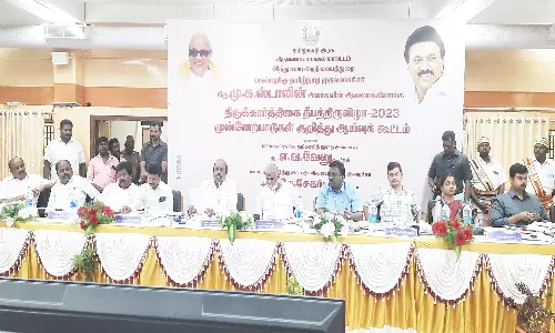 பக்தர்களுக்கு ஆசி வழங்குவது போல பணம் பறிக்கும் கும்பல்