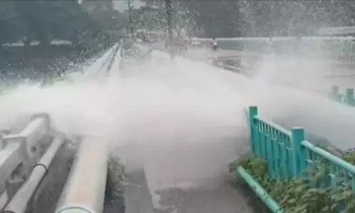 மேட்டூரில் ராட்சத குடிநீர் குழாய் உடைப்பு சீரமைப்பு