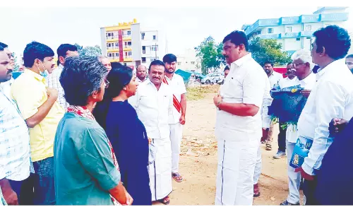 முதலமைச்சர் வருகையையொட்டி  முன்னேற்பாடு பணிகள் -  அதிகாரிகள் ஆய்வு