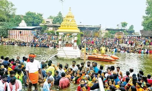 மயிலாடுதுறையில் காவிரி துலாம் கட்டத்தில் கடை முழுக்கு தீர்த்தவாரி