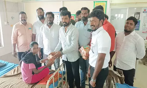 காங்கிரஸ் கட்சியினர் நோயாளிகளுக்கு உணவு வழங்கினர்