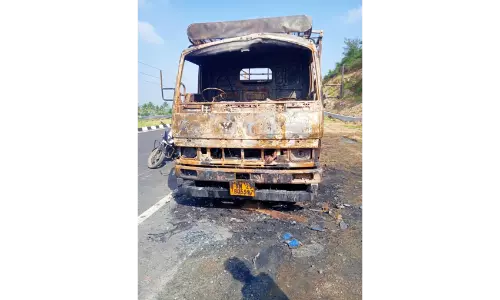 பஞ்சு மெத்தை பாரம் ஏற்றி வந்த  மினிலாரி தீப்பிடித்து எரிந்து நாசம்