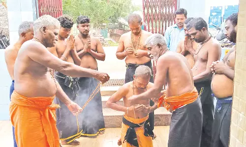 பூதலூரில் ஐயப்பபக்தர்கள் மாலை அணிந்து விரத்தை தொடங்கினர்