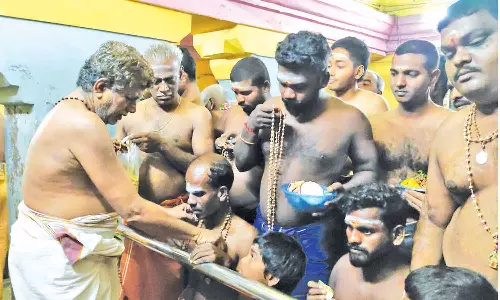 கார்த்திகை முதல்நாளையொட்டி விரதம் தொடங்கிய அய்யப்ப பக்தர்கள்