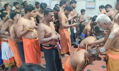 அய்யப்ப பக்தர்கள் மாலை அணிந்து விரதம் தொடங்கினர்