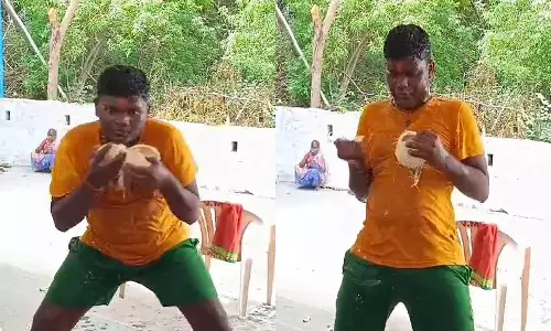 ஆஞ்சநேயர் சன்னதி முன்பு தேங்காயை பற்களால் உறித்து வழிபட்ட பக்தரால் பரபரப்பு