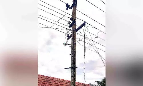 காங்கயத்தில் ஆபத்தான நிலையில் மின் கம்பம்