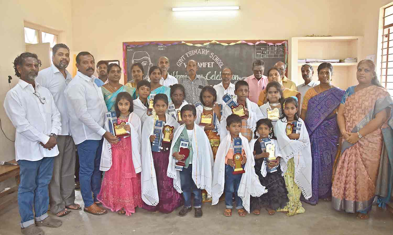 அரசு தொடக்கப்பள்ளியில் குழந்தைகள் தின விழா கொண்டாட்டம்