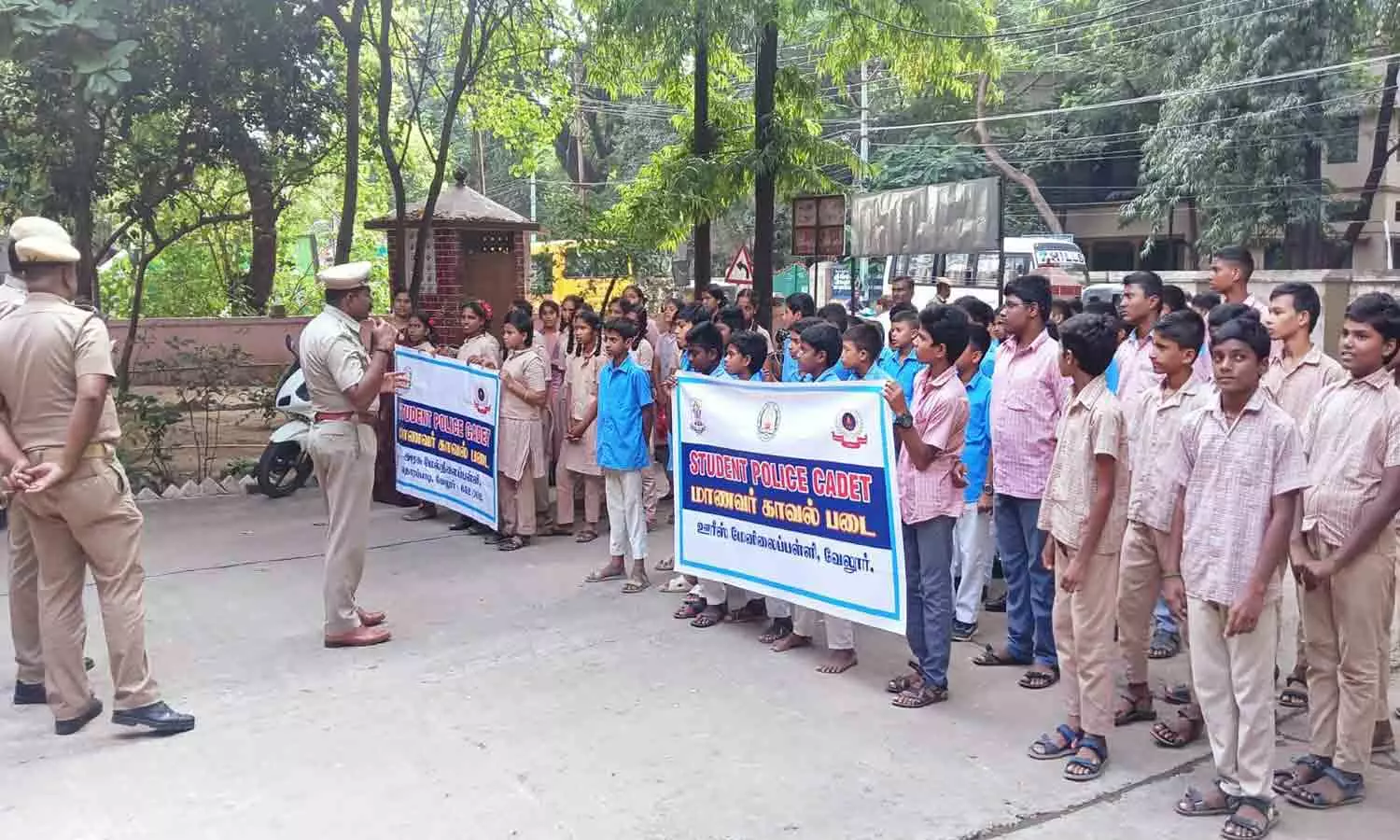 பள்ளி மாணவர்களுக்கு விழிப்புணர்வு பள்ளி மாணவர்களுக்கு விழிப்புணர்வு