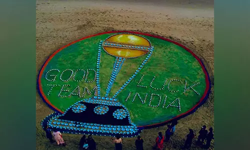உலகக் கோப்பை இறுதிப்போட்டி: இந்தியா வெற்றிபெற மணல் சிற்பம் வரைந்து வாழ்த்திய சுதா்சன் பட்நாயக்