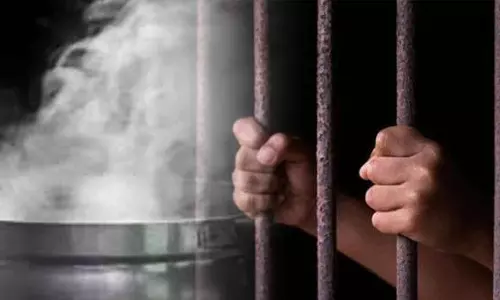 கைதி மீது கொதிக்கும் தண்ணீரை ஊற்றிய சிறை அதிகாரி: மனித உரிமை அமைப்பு வழக்குப்பதிவு