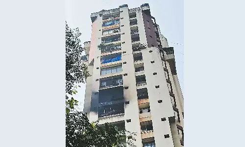 மும்பையில் 22 மாடி குடியிருப்பு கட்டிடத்தில் பயங்கர தீ: சிக்கி தவித்த 29 பேர் பத்திரமாக மீட்பு