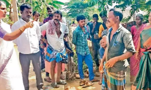 கொதிக்கும் எண்ணெயில் கையை விடக்கூறி பெண் சித்ரவதை: கிராம பஞ்சாயத்தில் விசித்திர தீர்ப்பு