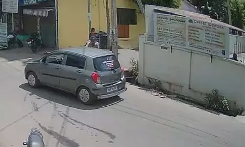 துணிகள் வாங்கி கொண்டு பணம் செலுத்தாமல் காரில் பறந்த டிப்-டாப் ஆசாமி