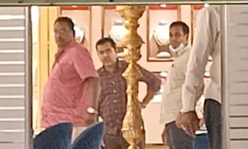 சத்தியமங்கலத்தில் பிரபல நகைக்கடையில் வருமான வரித்துறையினர் 10 மணி நேரம் சோதனை