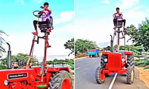7 அடி உயர இருக்கையில் அமர்ந்து டிராக்டர் ஓட்டிய விவசாயி