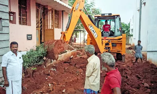 சின்னமனூா் அருகே பணிகளுக்கு இடையூறாக இருந்த ஆக்கிரமிப்புகள் அகற்றம்
