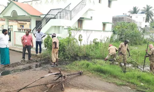 தேங்கி நிற்க்கும் மழைநீரை அகற்றும் பணி - நகராட்சி தலைவர் நேரில் ஆய்வு