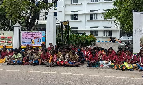 பழனியில் தூய்மை பணியாளர்கள் தர்ணா போராட்டம்