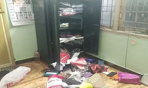 சின்னசேலம் அருகே பேராசிரியர்- ஆசிரியை வீட்டில் நகை, பணம் திருட்டு