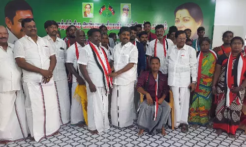 பெரம்பலூரில் -  மாற்று கட்சியினர் அ.தி.மு.க.வில் இணைந்தனர்