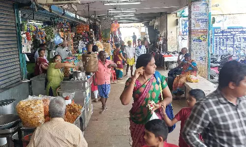 திருவள்ளூர் பஸ் நிலையத்தில் நடைபாதையில் ஆக்கிரமிப்பு கடைகள்: பயணிகள் கடும் அவதி