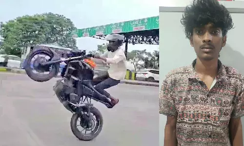 பரனூர் சுங்கச்சாவடி அருகே மோட்டார்சைக்கிளில் வீலிங் சாகசம் செய்த வாலிபர் கைது