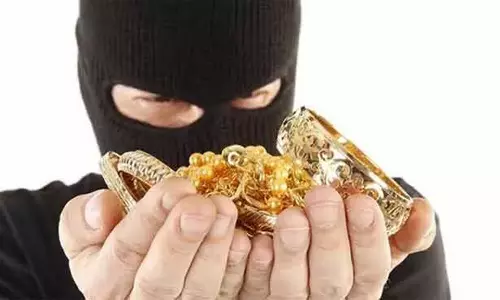 பைக்கில் இருந்து 4 பவுன் நகை திருட்டு