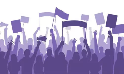 குஜிலியம்பாறையில் மண் அள்ளச்சென்ற லாரிகளை சிறைபிடித்த மக்கள்