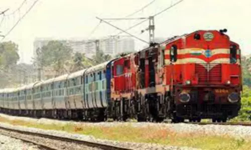 இருவழிபாதை பணிகள் முடிவுபெற்ற நிலையில் இன்டர்சிட்டி எக்ஸ்பிரஸ், இரணியல் ரெயில் நிலையத்தில் நின்று செல்ல வேண்டும்