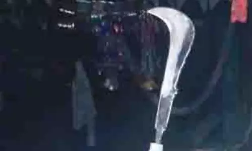 கள்ளக்காதலை தட்டி கேட்ட கணவருக்கு அரிவாள் வெட்டு