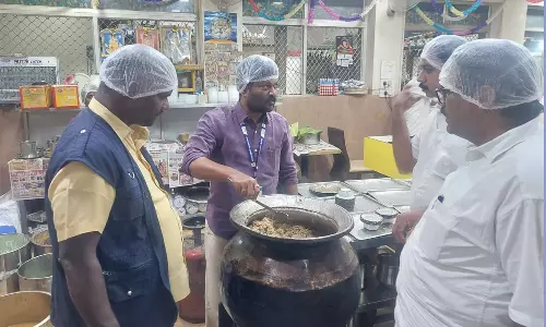 சுகாதாரமற்ற முறையில் உணவு தயாரித்ததாக நோட்டீஸ் :திண்டுக்கல் வேணு பிரியாணி கடைக்கு அபராதம்